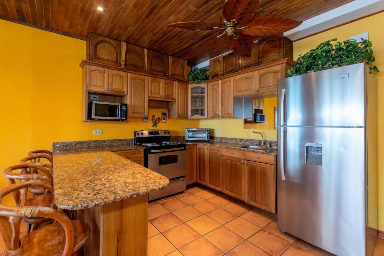 Warm Interiors And Orange Hues On Ground Floor In Front Of Beach Playa Flamingo Exterior foto