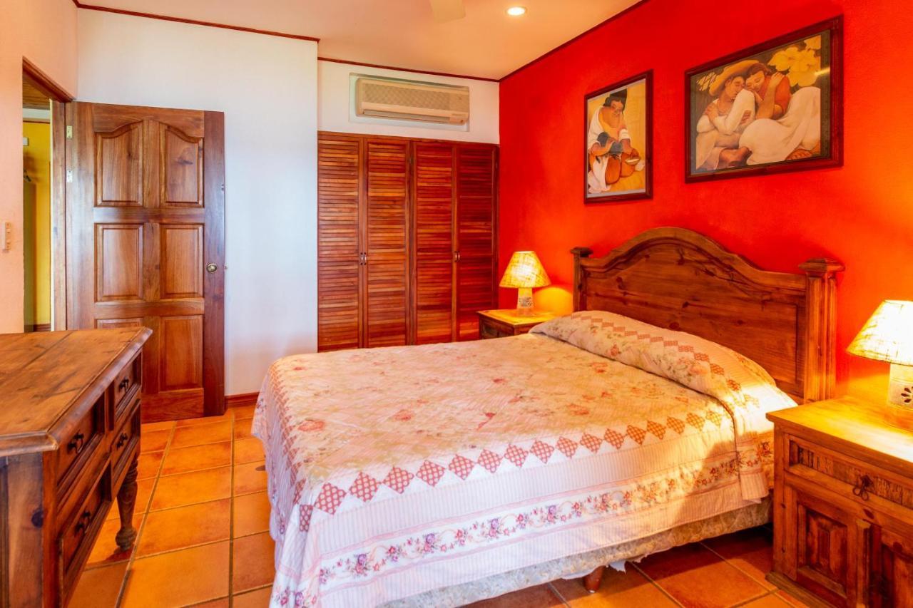 Warm Interiors And Orange Hues On Ground Floor In Front Of Beach Playa Flamingo Exterior foto